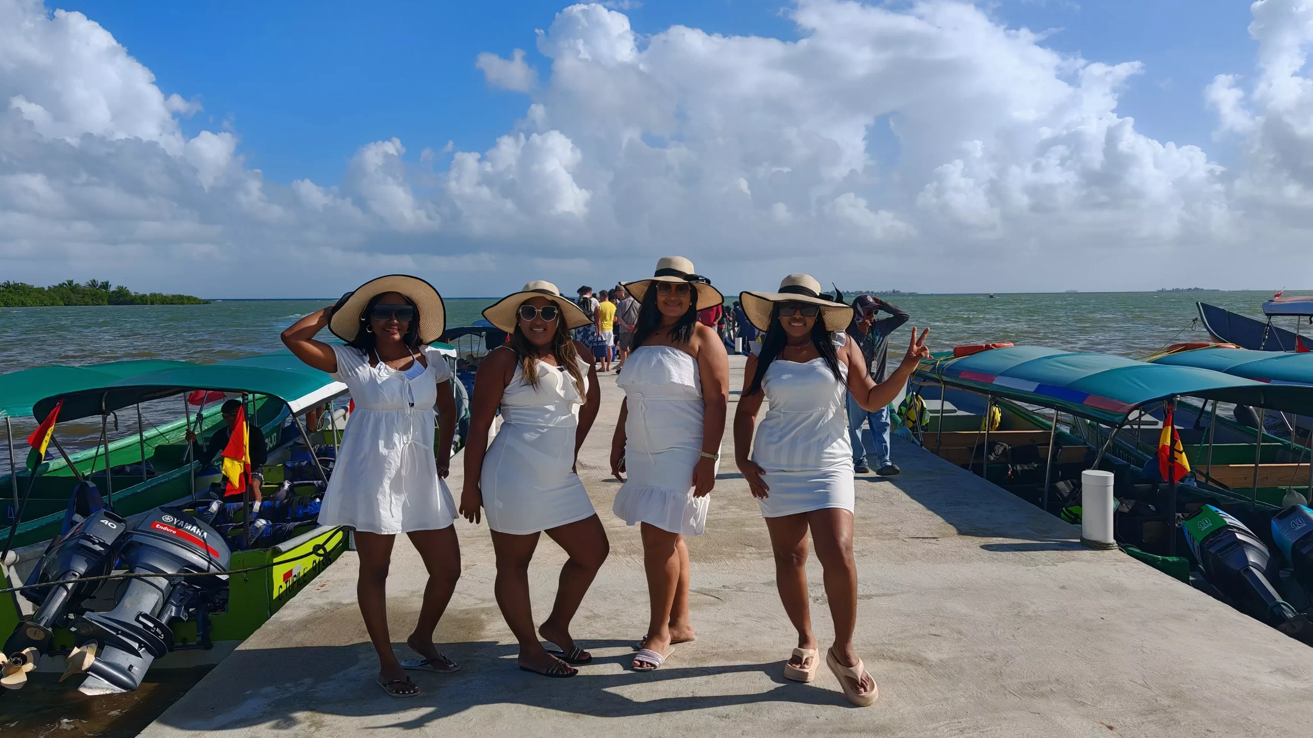 Turista disfrutando pipa de coco en playa durante tour San Blas plan full<br />
