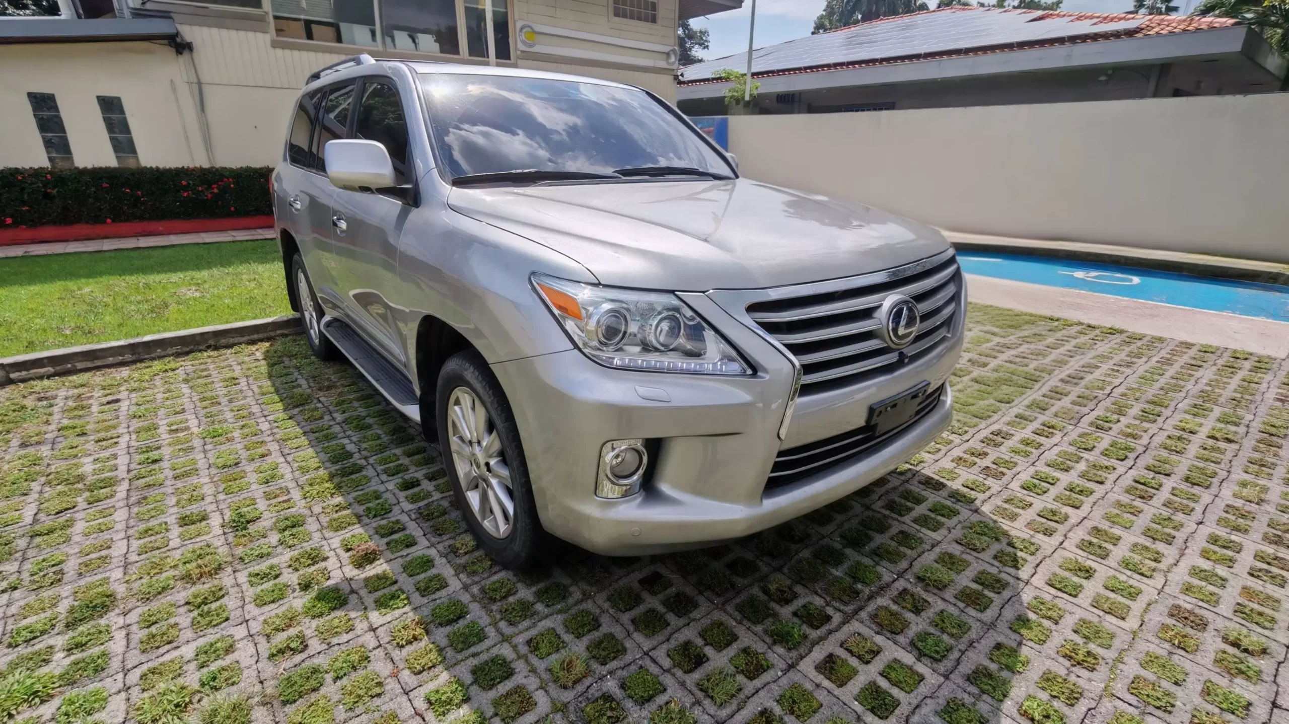 2. pasadia premium webp Turista disfrutando pipa de coco en playa durante tour San Blas plan full<br />