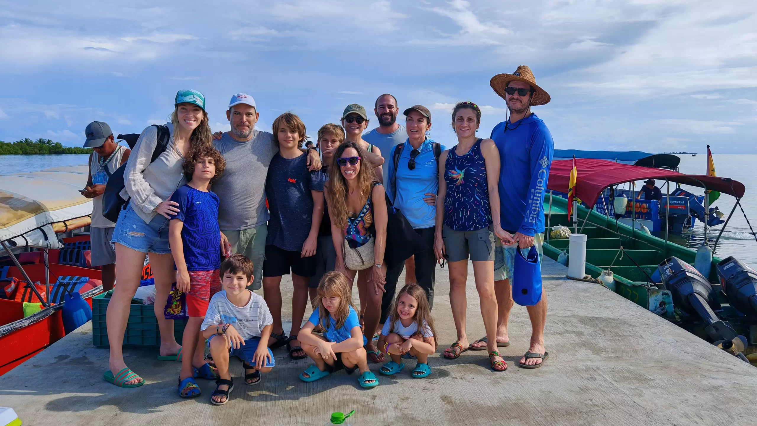Vista panorámica playa Cayos Limones con turistas tour San Blas plan full