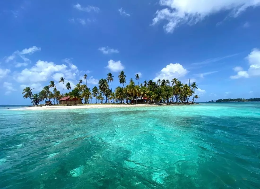 3. Pasadia casa de papel webp Turista disfrutando pipa de coco en playa durante tour San Blas plan full