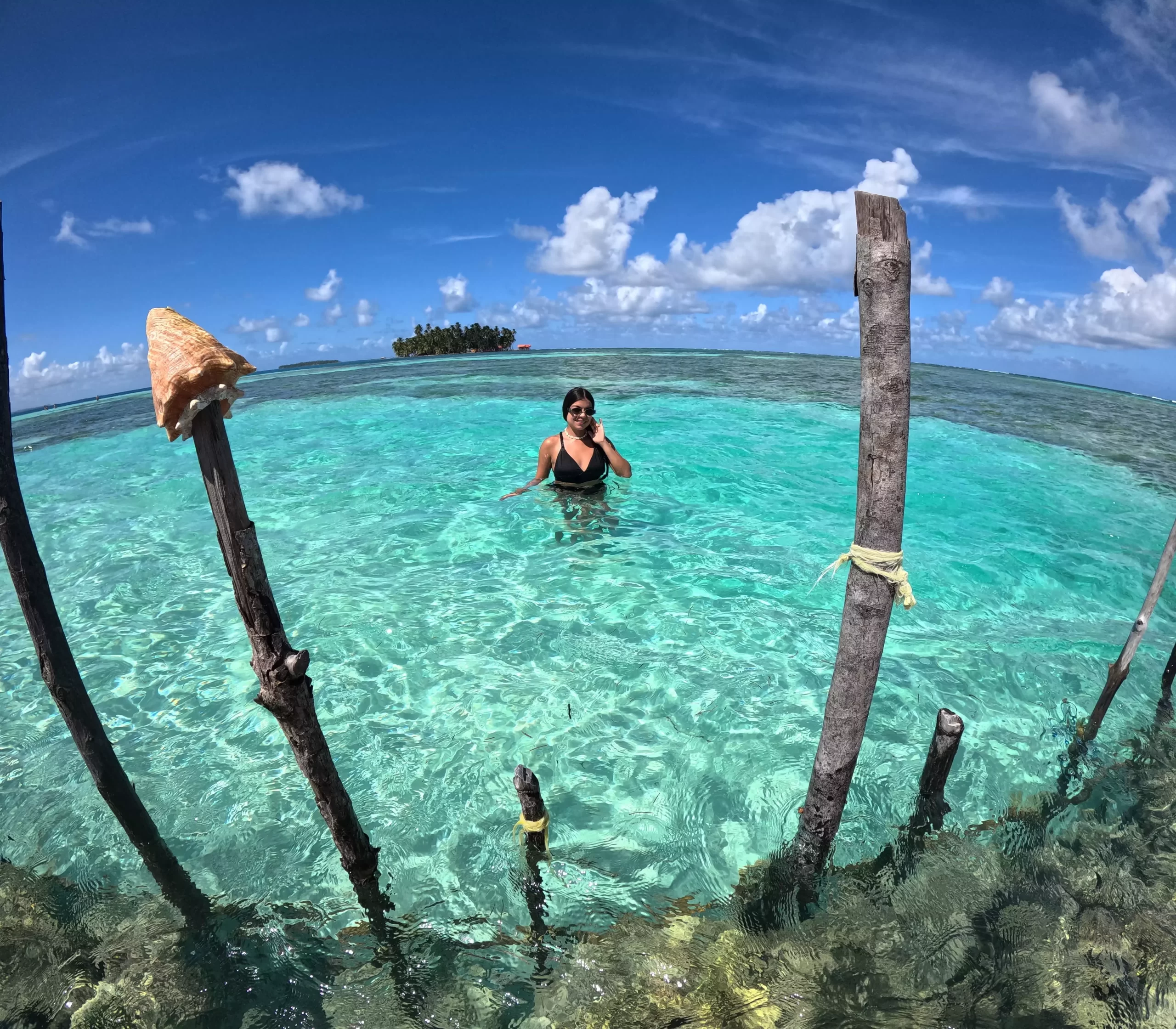 3. pasadia premium webp Vista panorámica playa Cayos Limones con turistas tour San Blas plan full