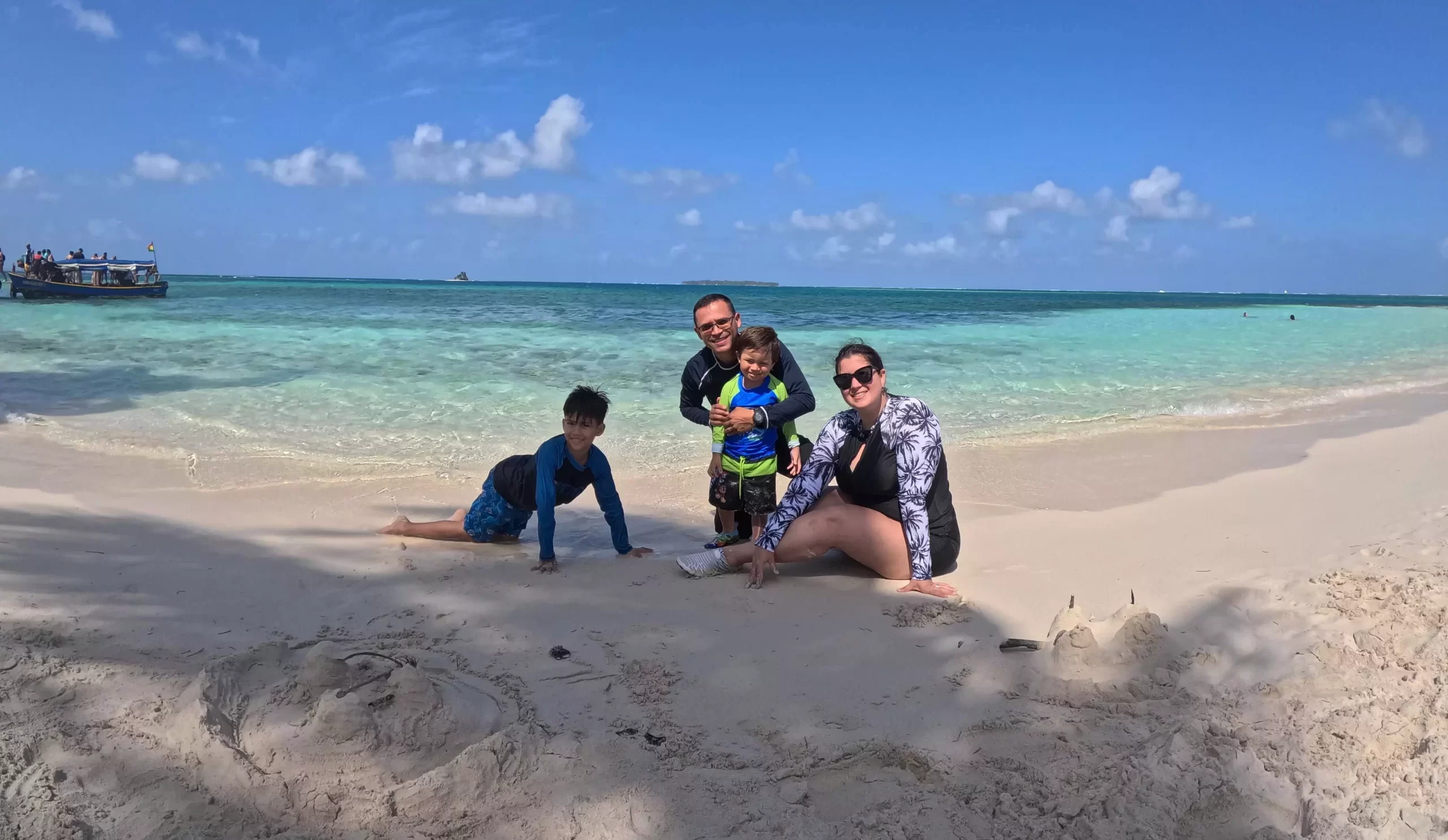 Grupo de turistas disfrutando piscina natural tour San Blas plan full