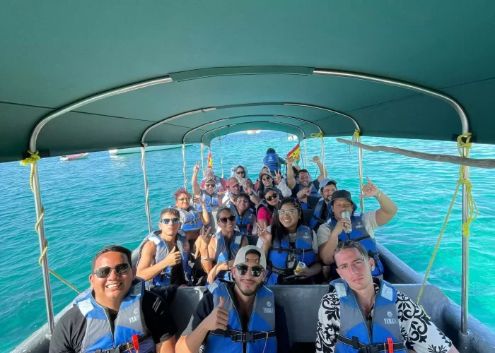 grupo turistas lancha day tour san blas plan regular cayos limones