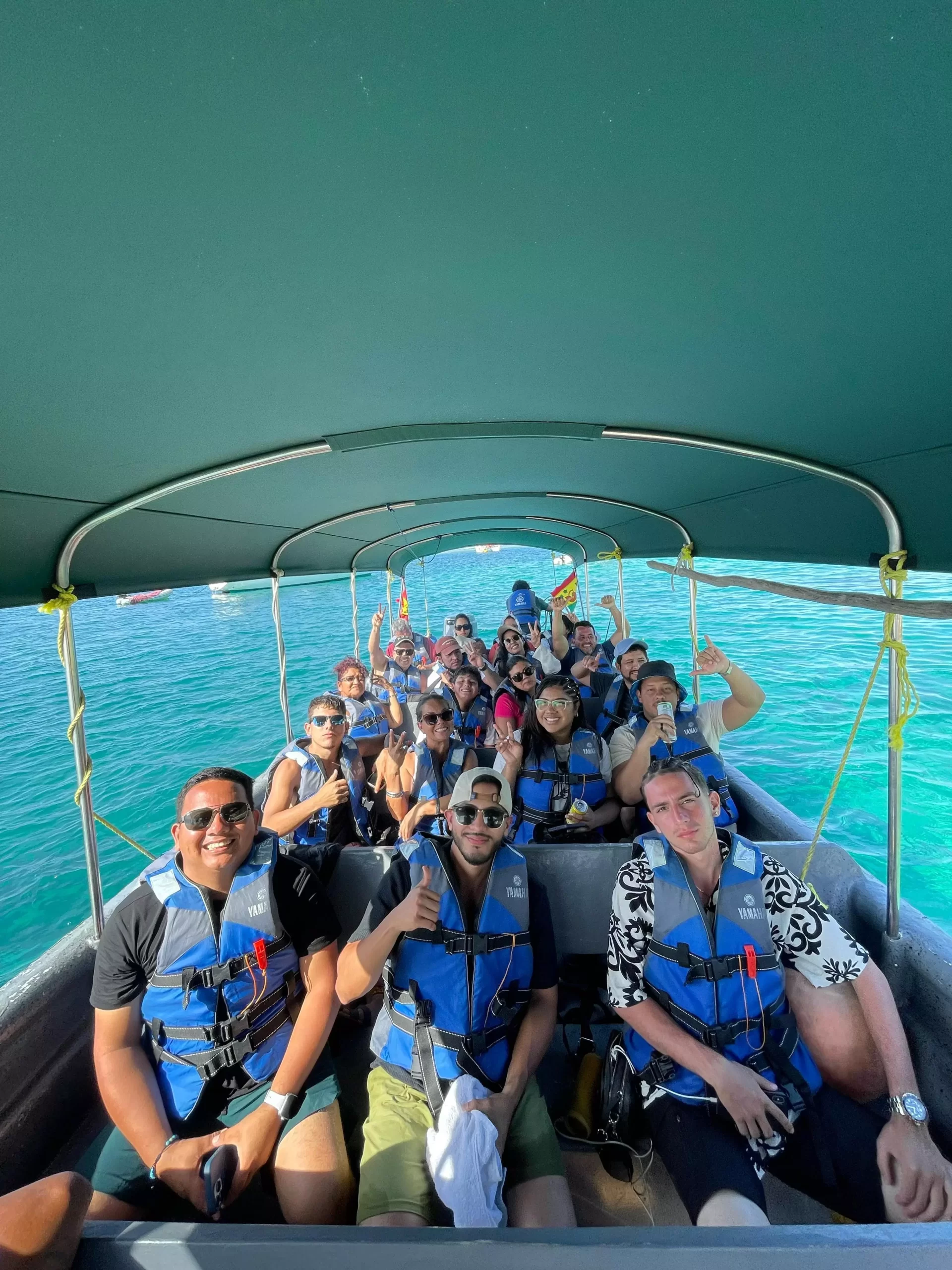 Grupo en lancha durante Day Tour San Blas hacia las islas grupo turistas lancha day tour san blas plan regular cayos limones
