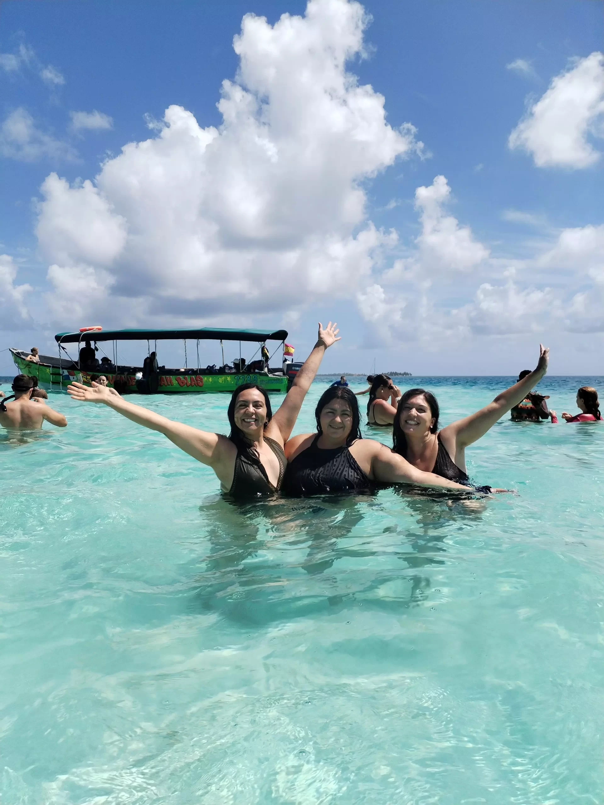 Tour San Blas Plan Full - Piscina natural en medio del océano Grupo de turistas disfrutando piscina natural tour San Blas plan full