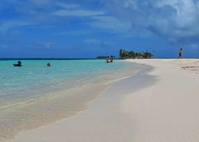 Vista panorámica playa Cayos Limones con turistas tour San Blas plan full
