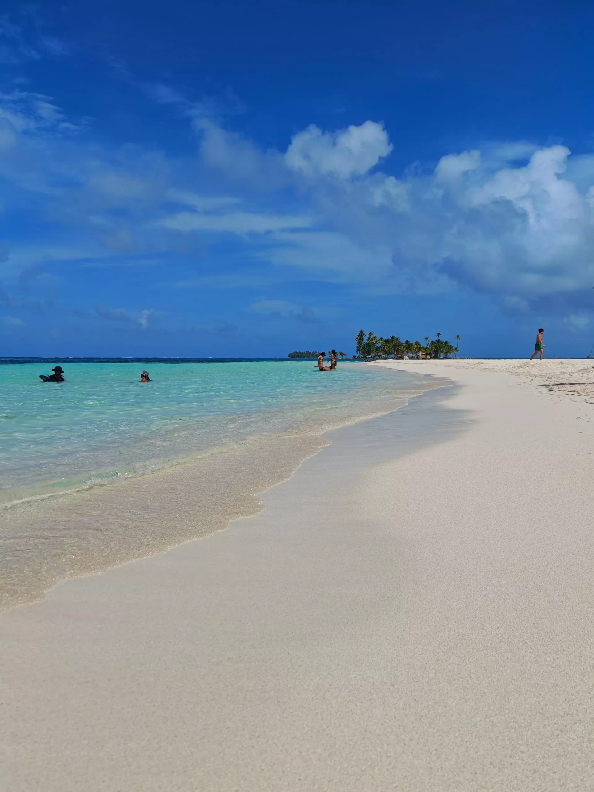 Playa paradisíaca Cayos Limones - Tour San Blas Plan Full Vista panorámica playa Cayos Limones con turistas tour San Blas plan full