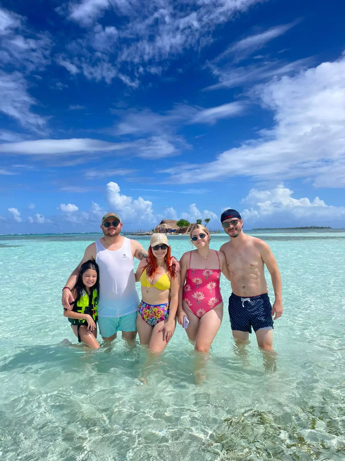 Turistas disfrutando el Tour San Blas Plan Full con snorkel incluido Grupo de turistas disfrutando tour San Blas plan full en playa paradisíaca