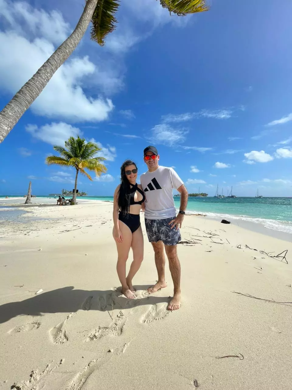 Pareja disfrutando Tour San Blas Plan Regular en Cayos Limones Pareja disfrutando Tour San Blas Plan Regular en Cayos Limones