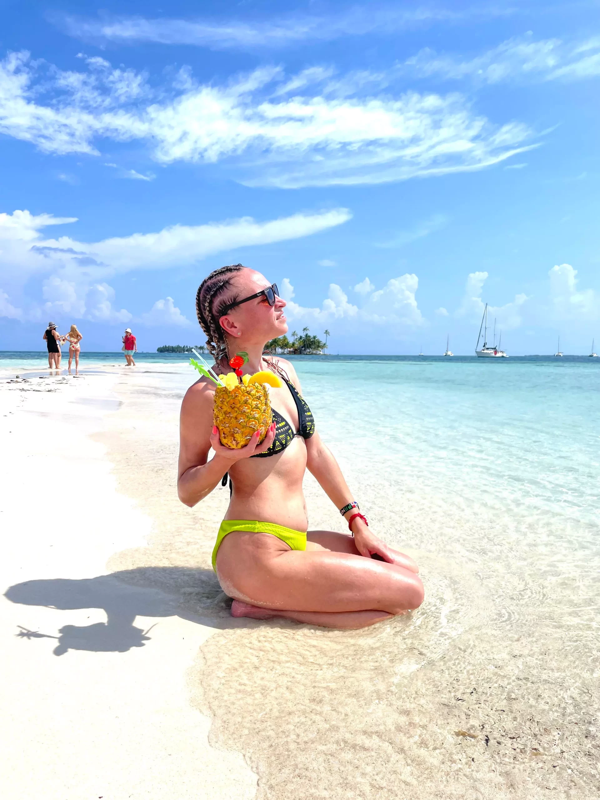 Tour San Blas Plan Full - Relax en playa con coco fresco Turista disfrutando pipa de coco en playa durante tour San Blas plan full